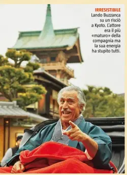  ??  ?? IRRESISTIB­ILE Lando Buzzanca su un risciò a Kyoto. L’attore era il più «maturo» della compagnia ma la sua energia ha stupito tutti.