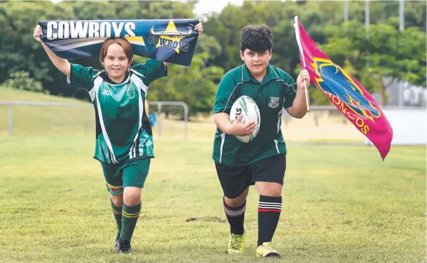  ?? Picture: ANNA ROGERS ?? FLYING FLAG: Cowboys fan Bail Zaicz, 9, and Broncos fan Marcello Vasta, 9, are looking forward to the trial game between the sides at the weekend.