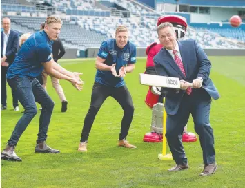  ?? Picture: ALISON WYND ?? Cats Mitch Duncan and Rhys Stanley with State Sports Minister John Eren.