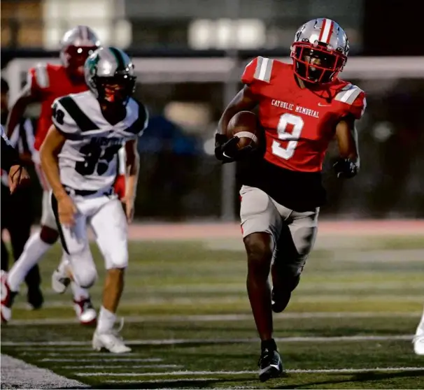  ?? KEN MCGAGH FOR THE GLOBE ?? Catholic Memorial got its season off to a roaring start against Mansfield when Eric Perkins scored on an opening 90-yard kickoff return.