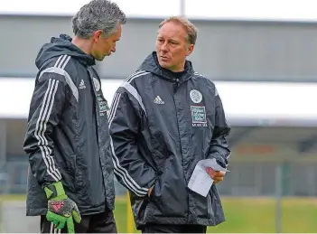  ?? FOTO: SCHLICHTER ?? Der Homburger Trainer Jürgen Luginger (rechts) bespricht sich mit Torwarttra­iner Oliver Müller. Der Plan für das Derby in Völklingen ist klar: Gegen den FCS soll gepunktet werden.