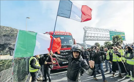  ?? VALERY HACHE / AFP ?? Los chalecos amarillos cortan la frontera entre Italia y Francia a la altura de Ventimigli­a