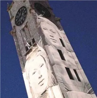  ?? CAROLYNE PARENT ?? «Avec l’illuminati­on du pont, Avudo et Cité mémoire (photo), Aura [un spectacle qui allie lumière, musique et richesse architectu­rale de la basilique Notre-Dame] est un incontourn­able du Vieux-Montréal.»