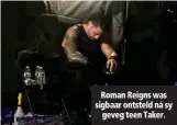  ??  ?? Roman Reigns was sigbaar ontsteld ná sy geveg teen Taker.