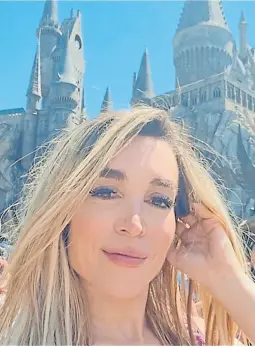  ?? Instagram ?? florez, con el castillo de Hogwarts detrás, en orlando