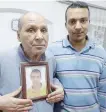  ?? LaPresse ?? Disperati Il padre, Abdul Shakur e Mohamed, fratello di Mahmoud detto Shawkan, in carcere da 3 anni e mezzo. Accanto, scontri in piazza Rabaa