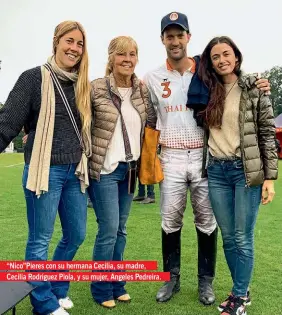  ??  ?? “Nico”Pieres con su hermana Cecilia, su madre, Cecilia Rodríguez Piola, y su mujer, Angeles Pedreira.