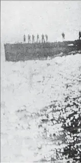  ??  ?? Le U-151 – jumeau du U-156 – dont on distingue les deux canons de pont. La photo a été prise par le passager d’un vapeur espagnol.