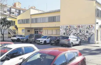  ?? JOSEP CARDA ?? Fachada del edificio del colegio Escultor Ortells, que demolerán para construir el nuevo recinto educativo.