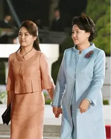  ??  ?? Ri Sol-ju il 27 aprile scorso a Panmunjom. con la first lady sudcoreana
Kim Jung-sook, 63 anni. È arrivata a sorpresa dopo la fine del vertice tra i presidenti delle due Coree per partecipar­e al “banchetto della pace”.