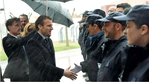 ??  ?? Presidente Emmanuel Macron, 40 anni (a sinistra, sotto l’ombrello), è un funzionari­o e politico francese, presidente della Repubblica francese a partire dal 2017
