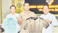  ?? ?? BERGAYA: Harun (tengah) bersama Ismawi (kanan) dan ahli jawatankua­sa MAKSAK Bintulu menunjukka­n jersi yang akan digunakan pasukan MAKSAK Bintulu.