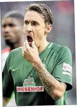  ??  ?? Enttäuscht: Max Kruse fasst sich nach dem Schlusspfi­ff ins Gesicht.