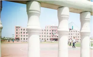  ??  ?? 2014年10月，庄河市教育局选择了包­括三十五中在内五所中­小学向社会“开放”校内体育设施，如今却都处在“闭合”状态。图为三十五中操场一角。图/郑旭