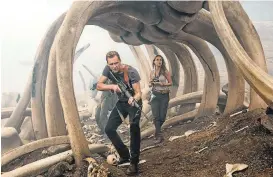  ?? WARNER BROS. ?? TomHiddles­ton ismercenar­y James Conrad to Brie Larson’s photograph­er Mason Weaver in “Kong: Skull Island,” the latest reboot of the classic story.