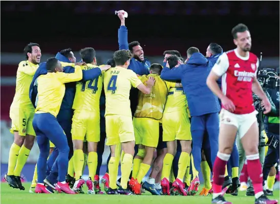  ?? AP ?? Los jugadores del Villarreal celebran por todo lo alto el pase a la final de la Liga Europa que consiguier­on ayer