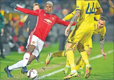  ??  ?? Paul Pogba van Manchester United doet er alles aan om de bal in het spel te houden. (Foto: UEL)