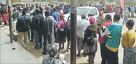  ?? Ellections Report) (Pics: EBC ?? Voters queuing to cast their ballots during the secondary stage of the 2018 National Elections.