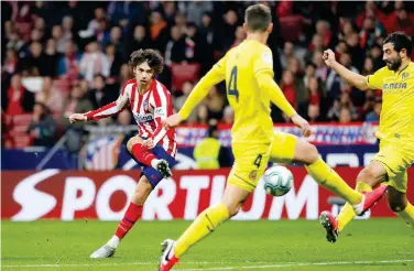  ?? Reuters ?? ↑
Atletico Madrid’s Joao Felix (left) shoots at goal during their Spanish League match against Villarreal on Sunday.