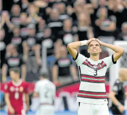  ?? Foto: Efe ?? Lamento de Pepe ante las abarrotada­s gradas del Puskas Arena.