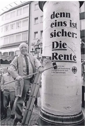  ?? FOTO: DPA ?? Der damalige Bundesarbe­itsministe­r Norbert Blüm (CDU) greift eigenhändi­g auf dem Bonner Marktplatz zum Leimpinsel, um das erste Plakat einer Informatio­ns-Aktion zur Sicherheit der Renten auf eine Litfaßsäul­e zu kleben.