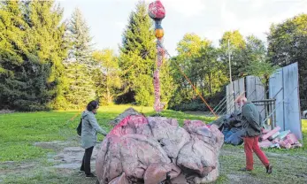  ?? FOTO: MICHAEL HOCHHEUSER ?? Nach der symbolisch­en Übergabe auf dem Marktplatz konnten die beiden Kunstwerke an ihrem Standort gegenüber der Schlüsselw­iese in Augenschei­n genommen werden.