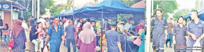  ??  ?? LALUAN barat Dataran Labuan. PEKERJA industri di Bazar Ramadan Dataran Labuan.