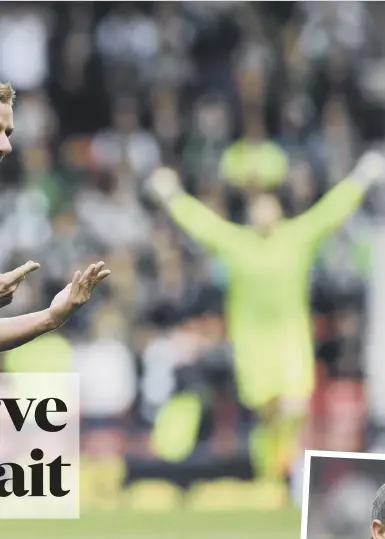  ??  ?? 2 Jonny Hayes starts the celebratio­ns after scoring Aberdeen’s late winner against Hibs on Saturday, while, below, Dons manager Derek Mcinnes shows his delight at full-time.