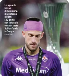  ?? LAPRESSE ?? Lo sguardo basso di delusione di Cristiano Biraghi (30 anni) con la fascia viola in testa Sullo sfondo la Coppa