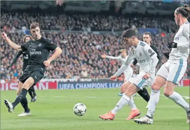  ??  ?? DECISIVO. Bale miraba cómo Marco Asensio propiciaba en el 83’ el 2-1 de Cristiano Ronaldo.