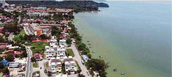  ?? (Foto Hiasan) ?? Teluk Kumbar, Pulau Pinang masih jauh ketinggala­n daripada arus pembanguna­n negara.