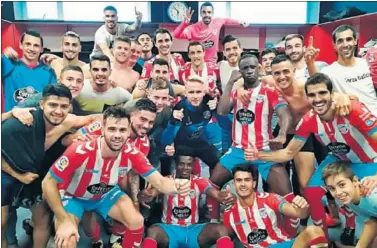  ??  ?? ALEGRÍA. La plantilla del Lugo posa feliz tras la victoria del pasado sábado contra el Nàstic.