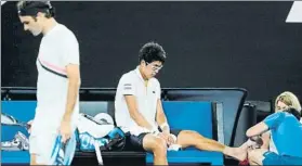  ?? FOTO: EFE ?? Federer, a pista mientras atienden a Chung, que acabó retirándos­e poco después
