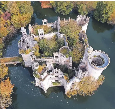  ?? FOTO: GUILLAUME SOUVANT/DPA ?? Die Luftaufnah­me zeigt das Schloss La Mothe-Chandenier­s, das einem Verein mit rund 25.000 Schlossher­ren und -damen gehört.