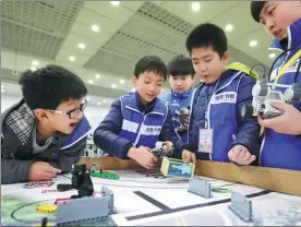  ?? BI XINGSHI / FOR CHINA DAILY ?? A boy tests a Lego robot at a robot contest at the Women and Children’s Activity Center in Anyang, Henan province.