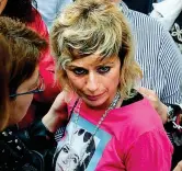  ??  ?? Dolore Sopra Alessandra Verni, la madre di Pamela: indossa una maglietta con la foto della figlia. Sotto la commozione delle amiche