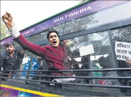  ?? SANJEEV VERMA/HT PHOTO ?? ■
Demonstrat­ors after they were detained near UP Bhavan in New Delhi on Friday.