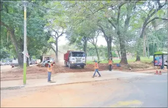  ??  ?? Parte del Parque Pavetti, donde la constructo­ra realiza el movimiento de camiones. El proyecto de las tres torres con 122 departamen­tos en total se denomina Jade Park.