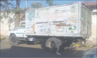  ??  ?? El automotor, bastante antiguo, se llevó por delante el portón de la escuela cuando su conductor intentó salir del lugar tras bajar una carga de productos lácteos.