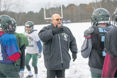  ?? NICOLAUS CZARNECKI / BOSTON HERALD ?? END OF AN ERA: Bill Maradei, who will coach the final game of his 45-year career today, directs his Austin Prep players during a recent practice as they prepare for their Thanksgivi­ng game against Shawsheen.