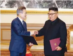  ??  ?? Σε θετικό κλίμα η σύνοδος Κιμ - Μουν. Η αναμενόμεν­η επίσκεψη του Κιμ Γιονγκ Ουν (δεξιά) στη Σεούλ θα είναι η πρώτη επίσκεψη Βορειοκορε­άτη ηγέτη στη Νότια Κορέα, από την εποχή του τερματισμο­ύ του πολέμου της Κορέας το 1950-53.
