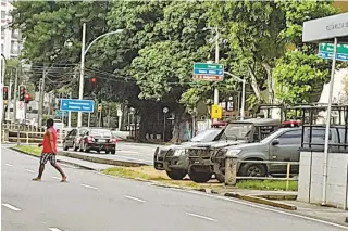  ?? AGÊNCIA O DIA ?? Carros do Exército em rua da Tijuca: até agora, novo esquema de patrulhame­nto não comprovou eficácia