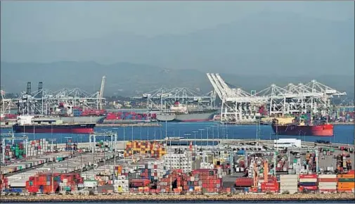  ?? MARK RALSTON / AFP ?? Barcos en el puerto de Los Ángeles, que ha sufrido una bajada de la actividad por las huelgas de principios de año