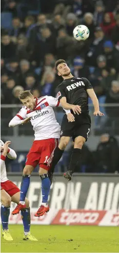  ?? Foto: imago/Claus Bergmann ?? In ihrem letzten Spiel trafen Aaron Hunt vom HSV (l.) und Salih Özcan vom 1. FC Köln (r.) noch in der 1. Bundesliga aufeinande­r.