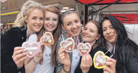  ?? FOTOS: SCHOLZ ?? Schenk mir ein Herz: Gute Stimmung herrscht beim Frühlingsm­usikfest in Suppingen.