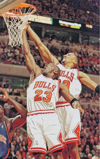  ?? GETTY IMAGES ?? Is Scottie Pippen (with Michael Jordan) really the 21st-best player in NBA history? Come on, folks.