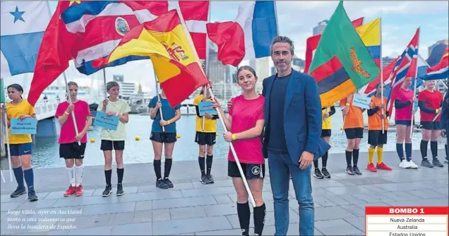  ?? ?? Jorge Vilda, ayer en Auckland junto a una voluntaria que lleva la bandera de España.