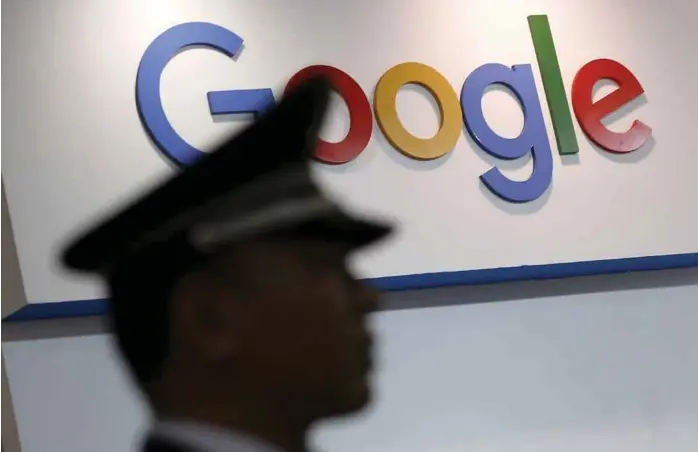  ?? FOTO: ALY SONG / REUTERS ?? En sikkerhets­vakt går forbi Google-logoen utenfor selskapets kontorer i Shanghai i april 2016. Google har hatt en tilstedevæ­relse i Kina i mange år, men selve søkemotore­n ble flyttet ut av landet i 2010.