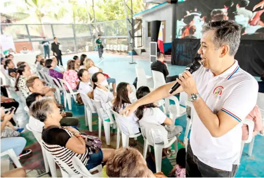  ?? ?? FREDERICK Imson of the Philippine Charity Sweepstake­s Office explains how the PCSO is helping communitie­s like Barangay Cupang with every bets placed in lotto.