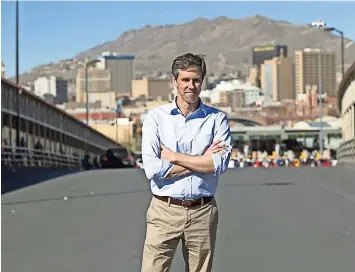  ??  ?? Beto o’ Rourke en el puente Santa Fe